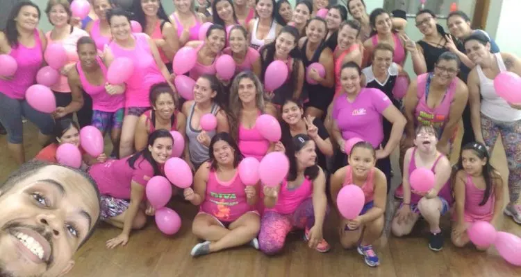 pessoal da academia no outubro rosa