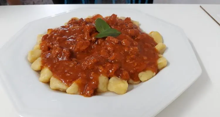 Conta a lenda que, para se ter sorte, é preciso comer um prato de nhoque no dia 29 sem esquecer de colocar uma nota de dinheiro debaixo do prato e mentalizar um pedido especial: "estou comendo este nhoque para que nunca me falte comida na mesa e dinheiro no bolso". O mais importante é fazer o pedido enquanto saboreia os sete primeiros nhoques e que o dinheiro fique guardado até o próximo dia 29, para garantir a fartura desejada. A lenda conta que num certo dia 29 São Pantaleão, vestido de andarilho, perambulava faminto por um vilarejo da Itália. De casa em casa, pedia comida e ninguém o atendia. Apenas uma família, que tinha pouca comida em casa, ajudou o pobre homem. Deram sete massinhas de nhoque para o andarilho e desta forma todos conseguiram se alimentar. São Pantaleão comeu, agradeceu e desejou sorte à família, antes de partir. Quando foram recolher os pratos descobriam que havia moedas embaixo de cada prato.
